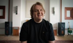 Ο Lewis Capaldi συνεργάζεται με την BetterHelp για να προσφέρει στους θαυμαστές του 734.000 ώρες δωρεάν διαδικτυακής θεραπείας