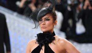 Jennifer Lopez: Η high fashion εμφάνιση στην Εβδομάδα Μόδας στο Παρίσι