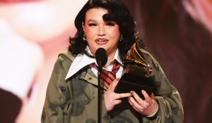 Η Lola Young μιλά για την «αποκατάστασή της» μετά την κατάρρευσή της επί σκηνής