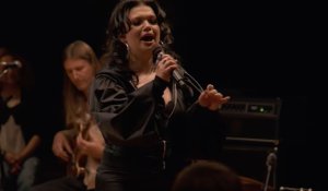 Δείτε τη Lola Young σε μια συγκινητική ερμηνεία 