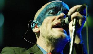 Ο frontman των R.E.M. καλεί σε μποϊκοτάζ των Facebook και Instagram για την ακροδεξιά