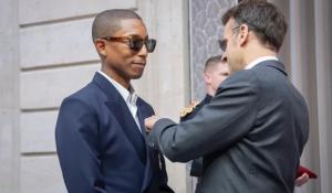 Ο Pharrell Williams ανακηρύχθηκε ιππότης από τον Γάλλο πρόεδρο Εμανουέλ Μακρόν