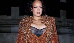 Η Rihanna εγκαινιάζει την Εβδομάδα Μόδας του Παρισιού με μια εντυπωσιακή εμφάνιση