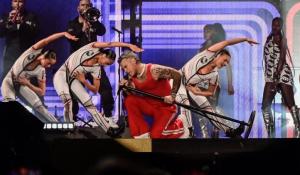 Robbie Williams: Αποφάσισα να γυρίσω το βίντεο του τραγουδιού μου στην Αθήνα