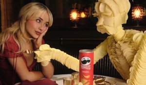 Η Sabrina Carpenter φτιάχνει έναν άντρα από Pringles 