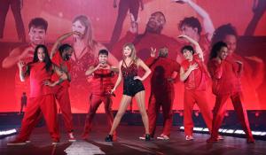 Έξαλλοι οι fans με μωρό σε συναυλία της Taylor Swift στο Παρίσι