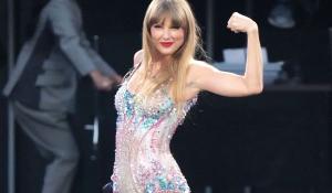 Taylor Swift: Εμφανίστηκε με πιπιλιά στον λαιμό κατά τη διάρκεια συναυλίας