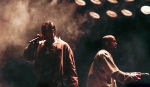 Ο Travis Scott ανέβασε στην σκηνή τον Kanye West στην Ιαπωνία!