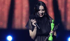 BRIT Awards 2025: Η Charli XCX σάρωσε στα βρετανικά μουσικά βραβεία