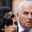 Amy Winehouse: Ο πατέρας της θα πληρώσει 1,1 εκατομμύριο λίρες σε δυο φίλες της 