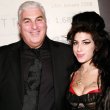 Amy Winehouse: Ο πατέρας της θα πληρώσει 1,1 εκατομμύριο λίρες σε δυο φίλες της 
