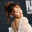 Η Ariana Grande δηλώνει ότι θα εμφανιστεί με «άνετα παπούτσια» μετά από έναν ελαφρύ τραυματισμό