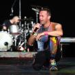 Coldplay: Συγκλονιστικές στιγμές στο Ηρώδειο - Γονυπετής φίλησε τη σκηνή ο Chris Martin