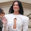 Η Dua Lipa εντυπωσιάζει με Schiaparelli στην Εβδομάδα Μόδας του Παρισιού