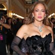 Jennifer Lopez: Έκλεψε τις εντυπώσεις στο Μιλάνο με κόσμημα 74 καρατίων