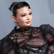 Η Lola Young μιλά για το ηλεκτρονικό τσιγάρο