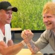 Ο Ed Sheeran επιδεικνύει τη δύναμη υπερήρωα σε αγώνα μπρα-ντε-φερ με τον Chris Hemsworth