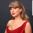 Θαυμαστής της Taylor Swift προσπαθεί να πουλήσει χρησιμοποιημένους φακούς επαφής για 10.000 δολάρια